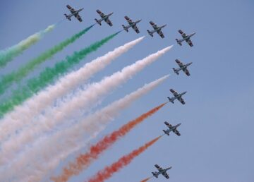 इटालियन एरोबैटिक टीम "फ़्रेसी ट्रिकोलोरी" का एक विमान दुर्घटनाग्रस्त होने से ज़मीन पर गिरे बच्चे की मौत हो गई