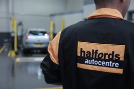 Ο έμπορος ανταποκρίνεται στο Halfords για την "ανοησιακή" εκστρατεία επισκευής αυτοκινήτων
