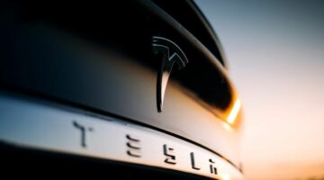 Tingsrätten dömer Teslas fördel mot begagnadbilshandlare