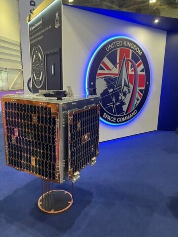 DSEI 2023: El Comando Espacial del Reino Unido muestra una maqueta del satélite Tyche