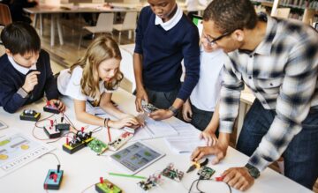 Ενδυνάμωση δασκάλων και έμπνευση μαθητών για ένα μέλλον με γνώμονα το STEM - EdSurge News