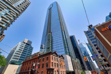 Ekspansiv to-etagers lejlighed har en femstjernet aborre i Toronto