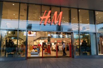 H&M, 영국 쇼핑객에게 온라인 반품 비용 청구 시작