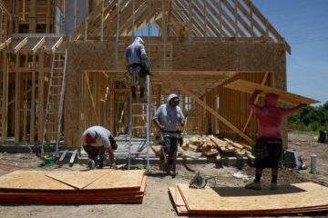 Настроения жилищно-строительных компаний стали отрицательными впервые за 7 месяцев из-за более высоких ставок по ипотечным кредитам