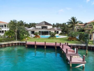 Binnen een landgoed van $ 8 miljoen aan het water op Paradise Island in de Bahama's