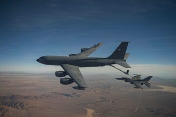 공군은 KC-135 유조선 자동조종장치를 이제 비행 중에 사용하는 것이 더 안전하다고 밝혔습니다.