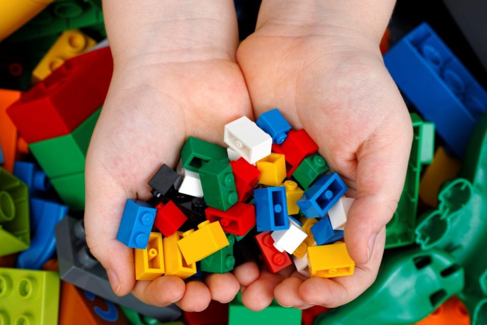 Lego отказывается от производства кирпичей из переработанных пластиковых бутылок