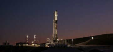 Acoperire live: racheta Falcon 9 va lansa un alt lot de sateliți Starlink din California