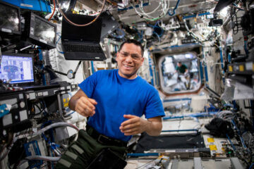 NASA-astronaut kijkt uit naar familieknuffels, rust en stilte, na een jaarlange vlucht