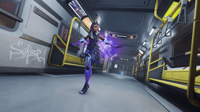 Az Overwatch hőse, Sombra átfut egy üres metrókocsin, halvány lila fény veszi körül