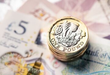 Englannin punta on edelleen haavoittuva huonojen talousnäkymien vuoksi