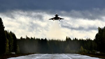 RAF ٹائفون جیٹ پہلی بار فن لینڈ کی سڑک کی پٹی سے چل رہا ہے۔
