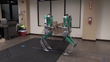 Delavci roboti premikajo škatle – nadomeščajo ljudi?
