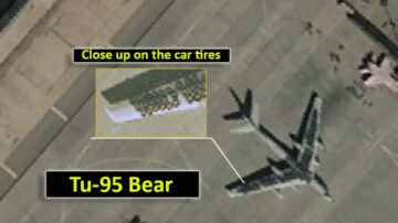 Hình ảnh vệ tinh cho thấy máy bay ném bom Tu-95 của Nga được bọc lốp ô tô - The Aviationist