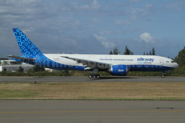 Silkway West Airlines' første Boeing 777F introducerer en ny farve