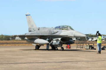 Singapur revela que aviones F-16 mejorados pueden disparar misiles Python-5