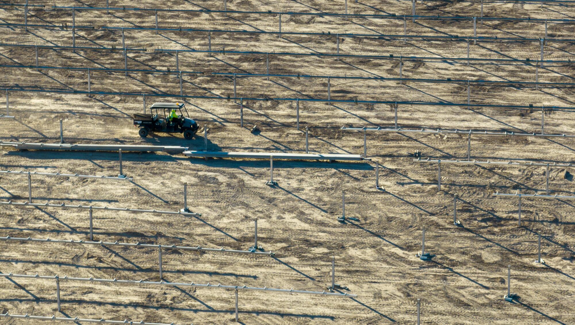ยานพาหนะก่อสร้างที่ไซต์โครงการพลังงานแสงอาทิตย์ Dry Lake Valley ของ NV Energy ทางตอนเหนือของลาสเวกัส