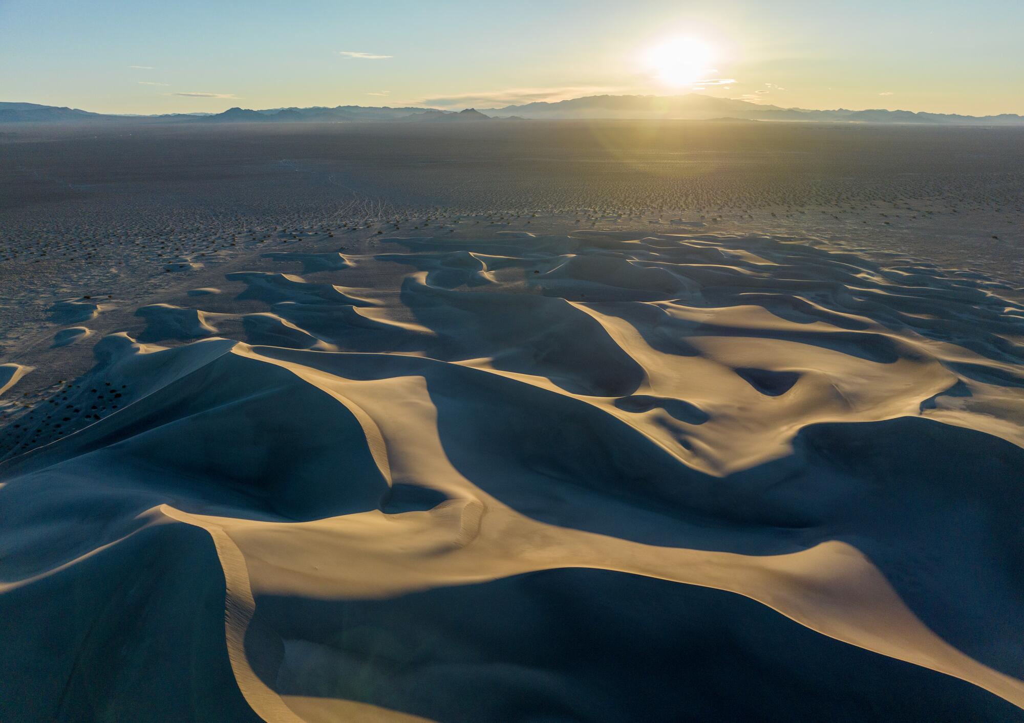 พระอาทิตย์ขึ้นเหนือ Big Dune ในหุบเขา Amargosa ของรัฐเนวาดา