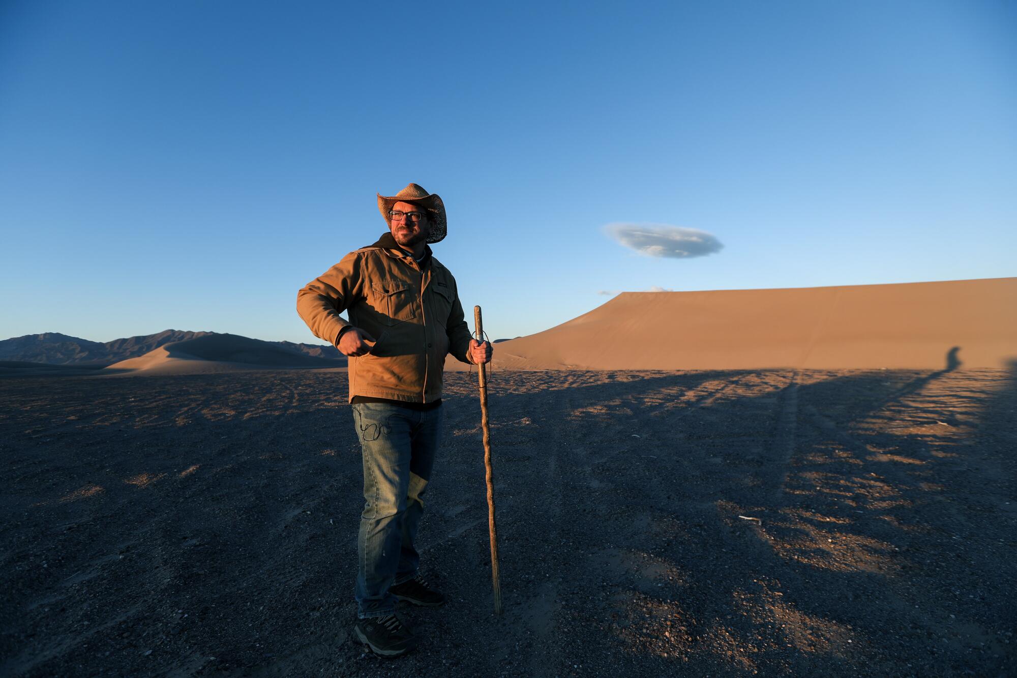 Patrick Donnelly จากศูนย์ความหลากหลายทางชีวภาพเตรียมเดินป่าขึ้น Big Dune