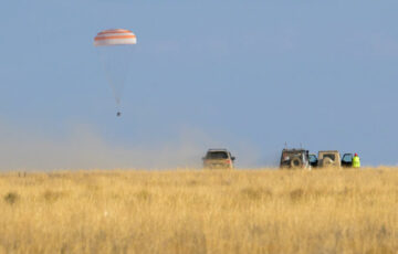 ソユーズはカザフスタンに無事着陸し、記録破りのミッションを終了。 ルビオ：「家に帰れてよかった」
