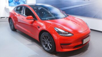 Tesla는 친구에게 Tesla를 구매하도록 유도한 소유자에게 무료 자동차를 제공합니다.