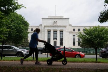 Η Federal Reserve αφήνει αμετάβλητα τα επιτόκια. Δείτε πώς επηρεάζει τα χρήματά σας