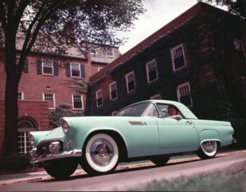 Oglinda retrovizoare: Nașterea a două legende ale automobilelor - Biroul Detroit