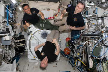 Dois cosmonautas, um astronauta da NASA dirigem-se para o pouso na quarta-feira após uma missão de um ano