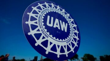 UAW ہڑتال: یونائیٹڈ آٹو ورکرز "300,000 دن کے کام کے ہفتے کے لیے سالانہ $4 کی اوسط تنخواہ چاہتے ہیں،" فورڈ کے سی ای او کہتے ہیں - TechStartups