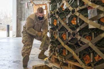 Importir senjata Ukraina memprioritaskan howitzer, drone, dan amunisi