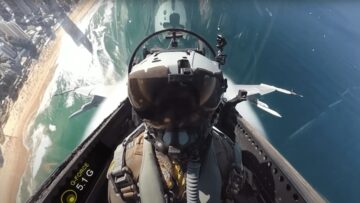 Перегляньте відео Top Gun про Super Hornets над Surfers Paradise
