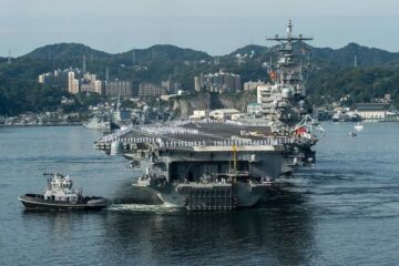 อะไรทำให้ USS Ronald Reagan ใน Yokosuka อยู่?