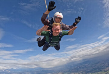 Paraquedistas de Winchester dão um salto de fé de 15,000 pés