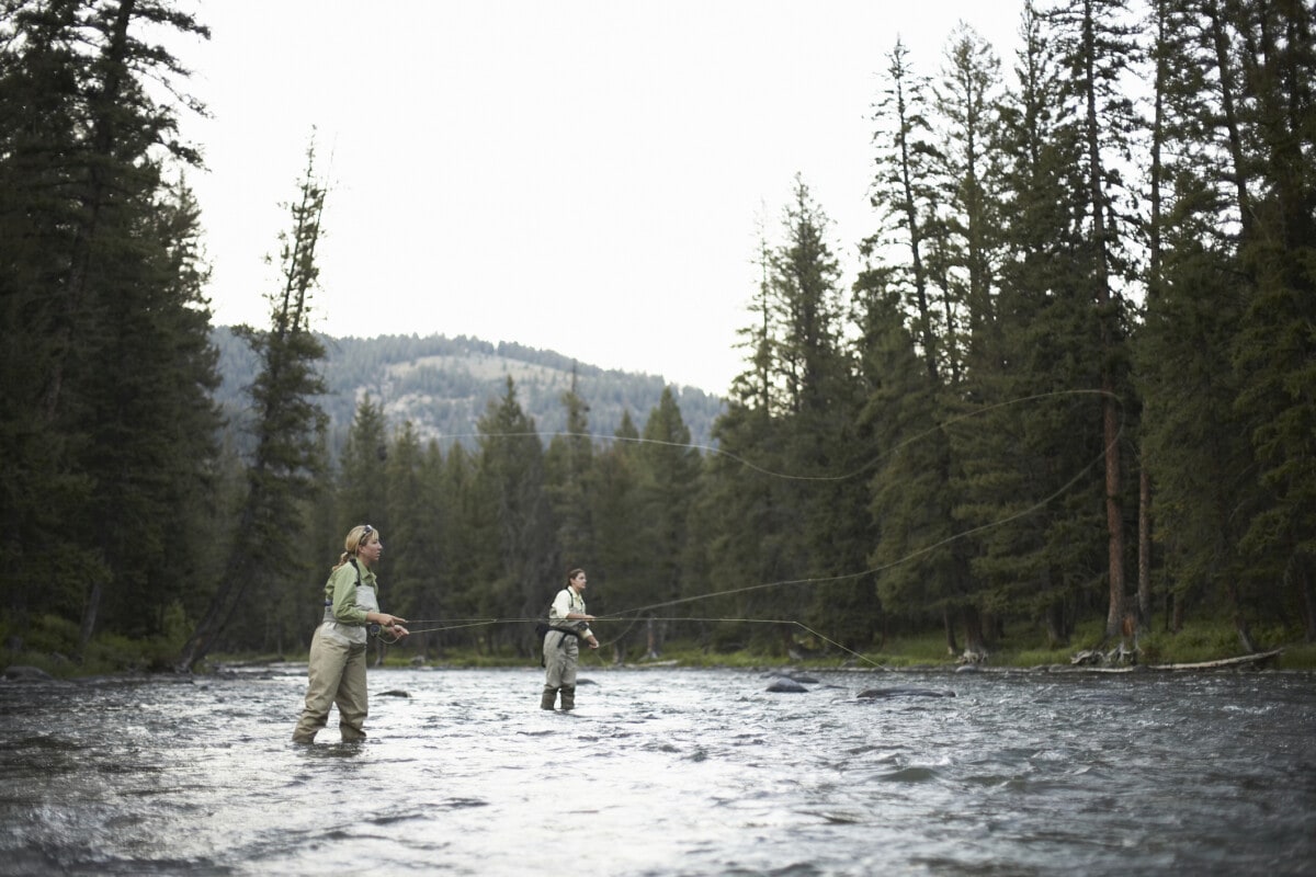 Zwei Frauen beim Fliegenfischen in Montana