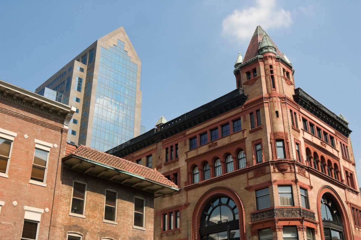 Historisches Gebäude und Wolkenkratzer in der Innenstadt von Louisville, Kentucky – Getty