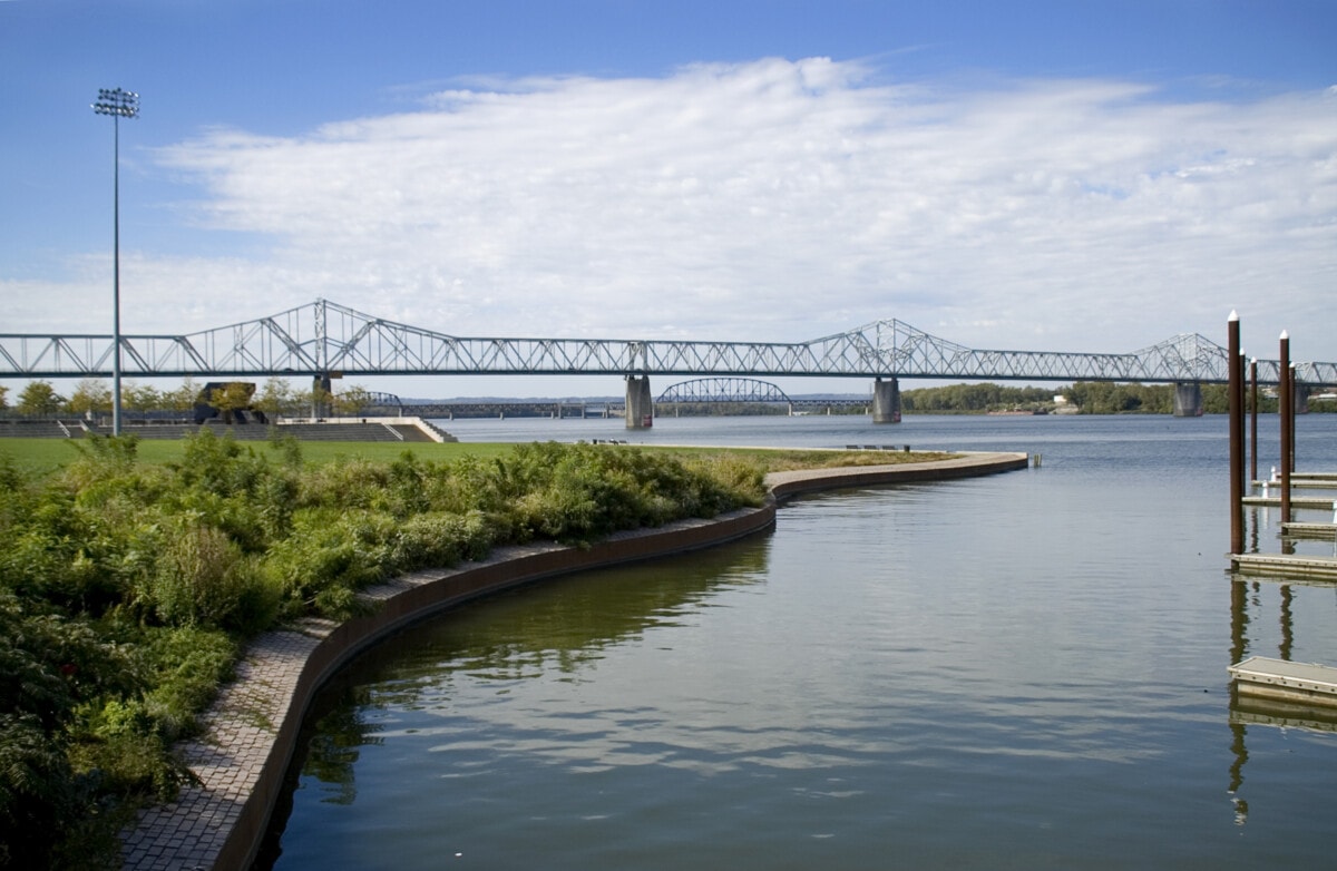 Uferpromenade und Brücken in Louisville, Kentucky – Getty
