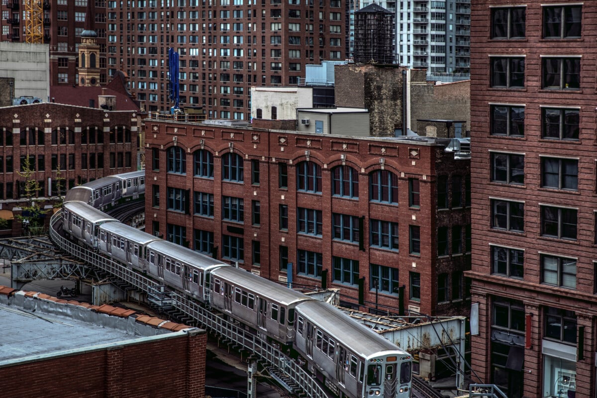 Trem de metrô no centro de Chicago, IL