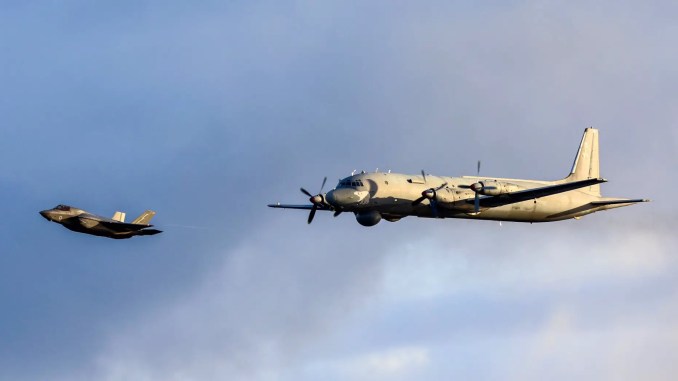 Britse F-35B straaljagers haasten zich van Brits vliegdekschip om een ​​Russisch Il-38 maritiem patrouillevliegtuig te begeleiden