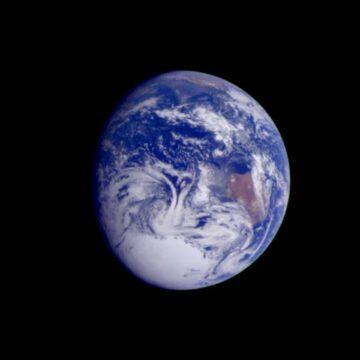 קארל סייגן זיהה חיים על פני כדור הארץ לפני 30 שנה - הנה הסיבה שהניסוי שלו עדיין חשוב היום