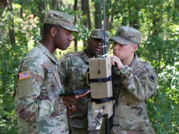 Szkolenie z walki elektronicznej odbywa się w pobliskiej szkole wojskowej