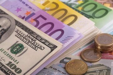 EUR/USD remains on the defensive, holds above mid-1.0500s as traders await US PC Price Index