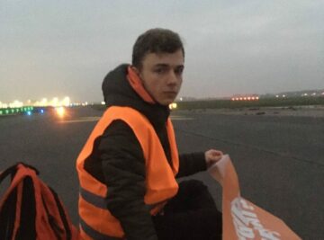 Eurowings reivindica danos materiais causados ​​por ativistas climáticos que bloquearam o aeroporto de Berlim Brandenburg em novembro de 2022