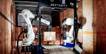 ربات جدید فدرال اکسپرس کامیون‌های تحویل را بار می‌کند، مثل اینکه تتریس سه بعدی بازی می‌کند