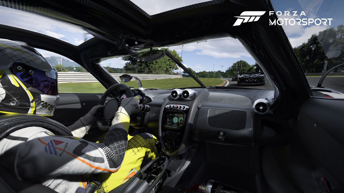 Forza Motorsport'ta bir sürücü lüks bir spor arabanın kokpitinde oturuyor ve başka bir arabayı kovalıyor