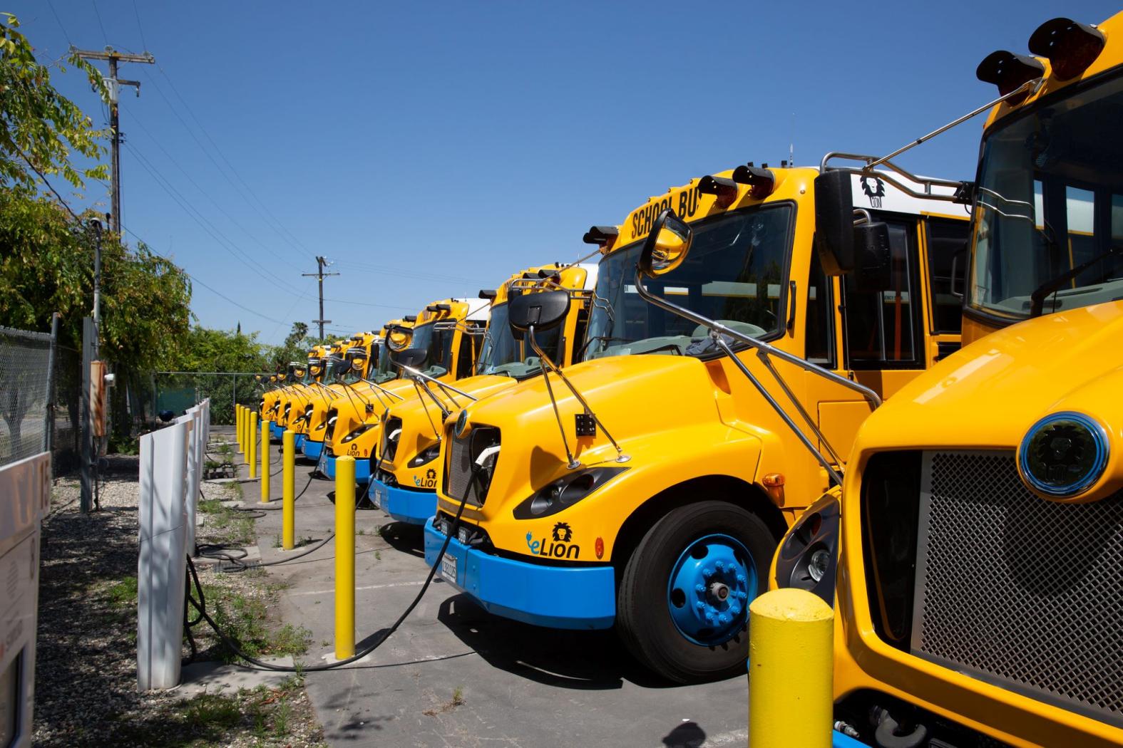 Los autobuses eléctricos de la flota del Distrito Escolar Twin Rivers de California están enchufados para cargarse. Para las grandes flotas de vehículos públicos, determinar dónde instalar los cargadores de vehículos eléctricos puede ser uno de los mayores obstáculos para la electrificación. Foto de la Comisión de Energía de California/Flickr