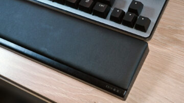 Ich liebe diese Tastatur-Handballenauflage, die gleichzeitig als praktische Aufbewahrung für Kleinigkeiten dient