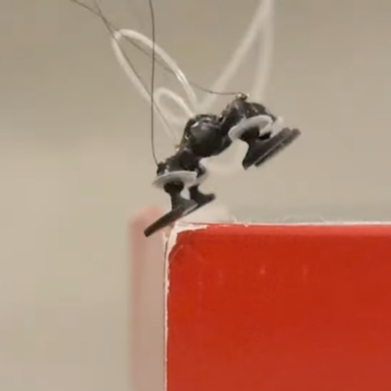Το Micro Robot αγνοεί τα γρανάζια, αγκαλιάζει τις εκρήξεις