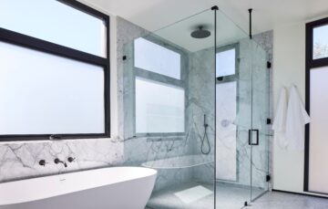 Нове дослідження тенденцій у ванних кімнатах 2023 року показує збільшення розмірів, бюджетів та більше функцій для здоров’я