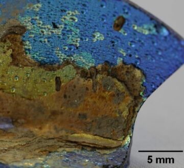 Kristal fotonik terbentuk seiring waktu dalam kaca Romawi kuno – Dunia Fisika
