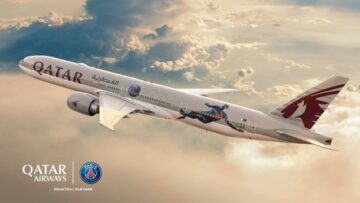 कतर एयरवेज ने बोइंग 777-300 विमान पर ब्रांडेड पेरिस सेंट-जर्मेन पोशाक के साथ नए फुटबॉल सीज़न की शुरुआत की